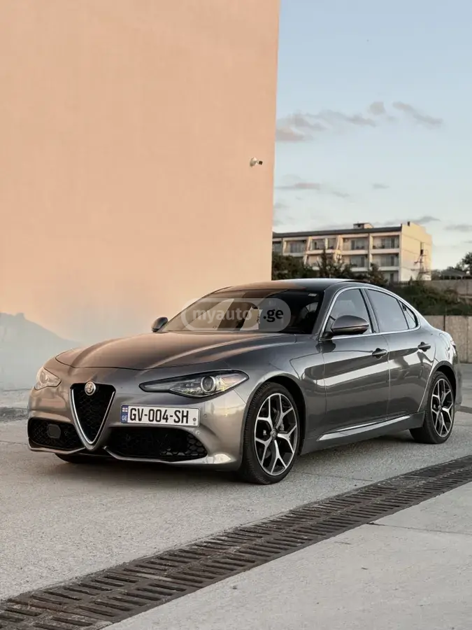Alfa Romeo Giulia 2019 — photo 2