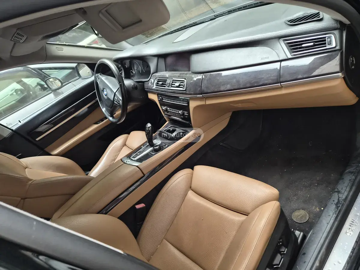 BMW 750 2009 — photo 2