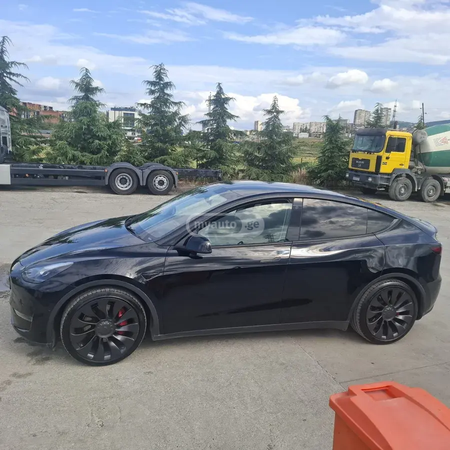 Tesla Model Y 2022 — photo 2