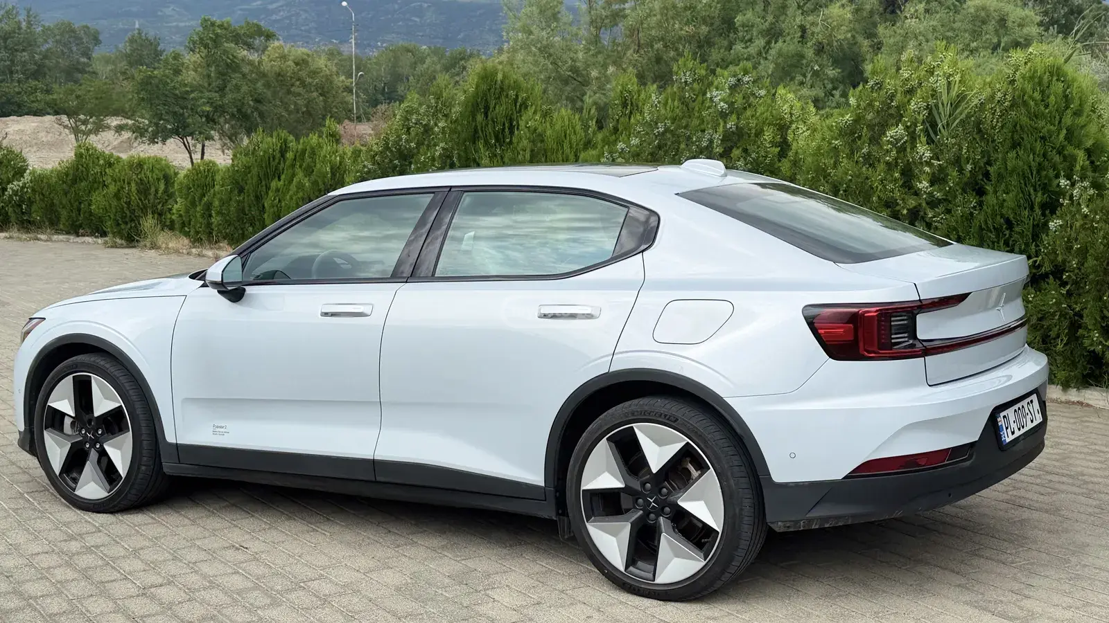 Polestar 2 2023 — photo 2