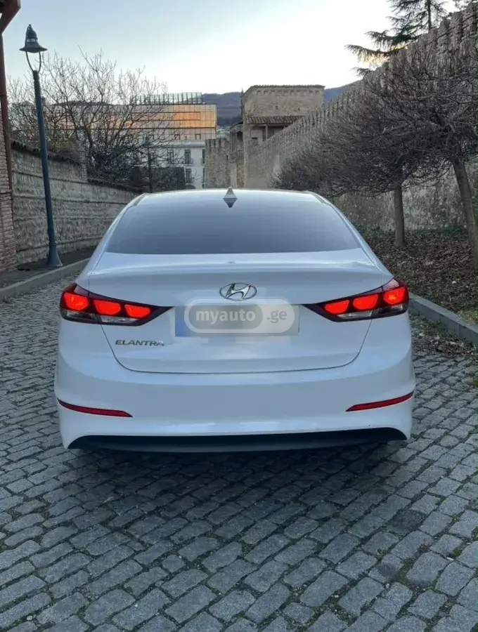 Hyundai Elantra 2018 — photo 2