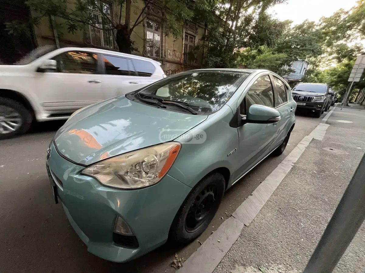 Toyota Prius C 2014 — photo 2