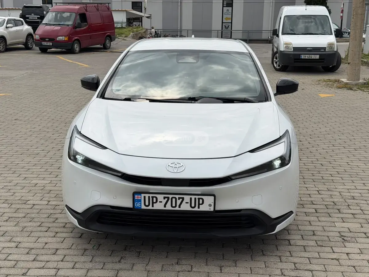 Toyota Prius 2023 — photo 2