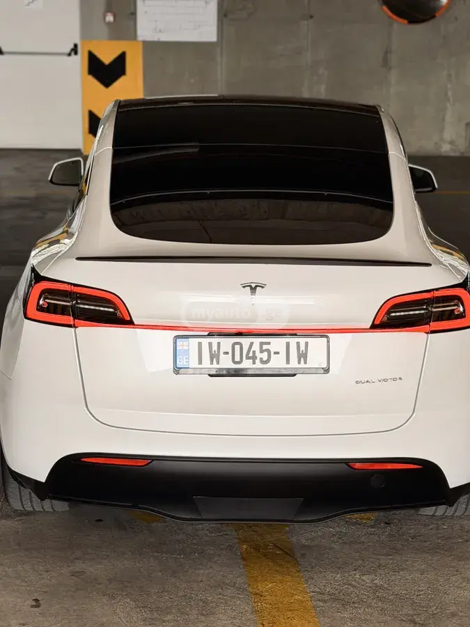 Tesla Model Y 2023 — photo 2