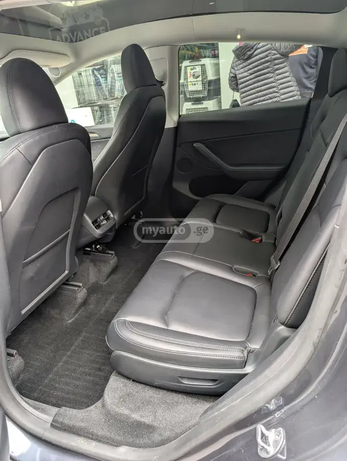 Tesla Model Y 2023 — photo 2