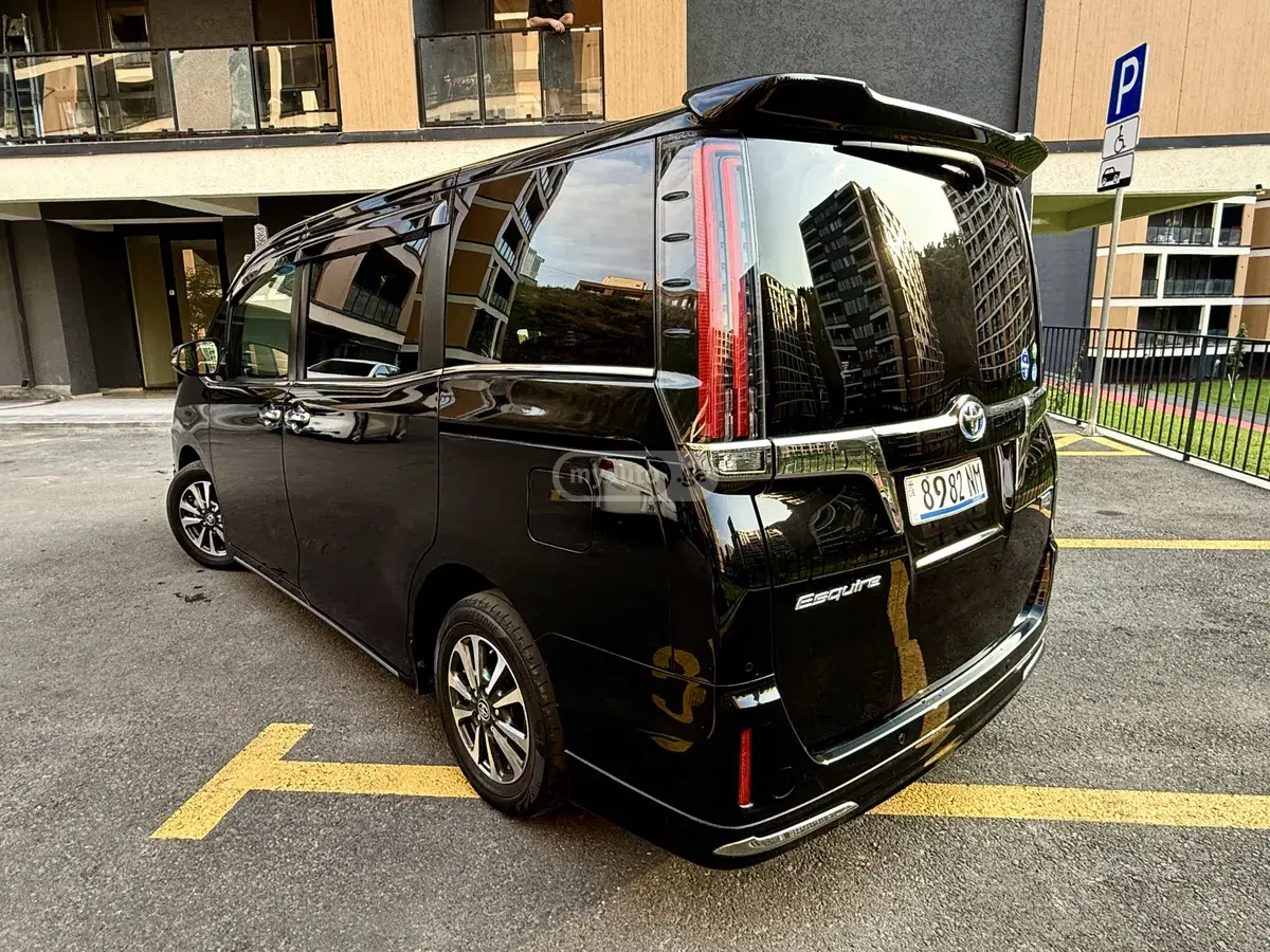 Toyota Voxy 2020 — photo 2
