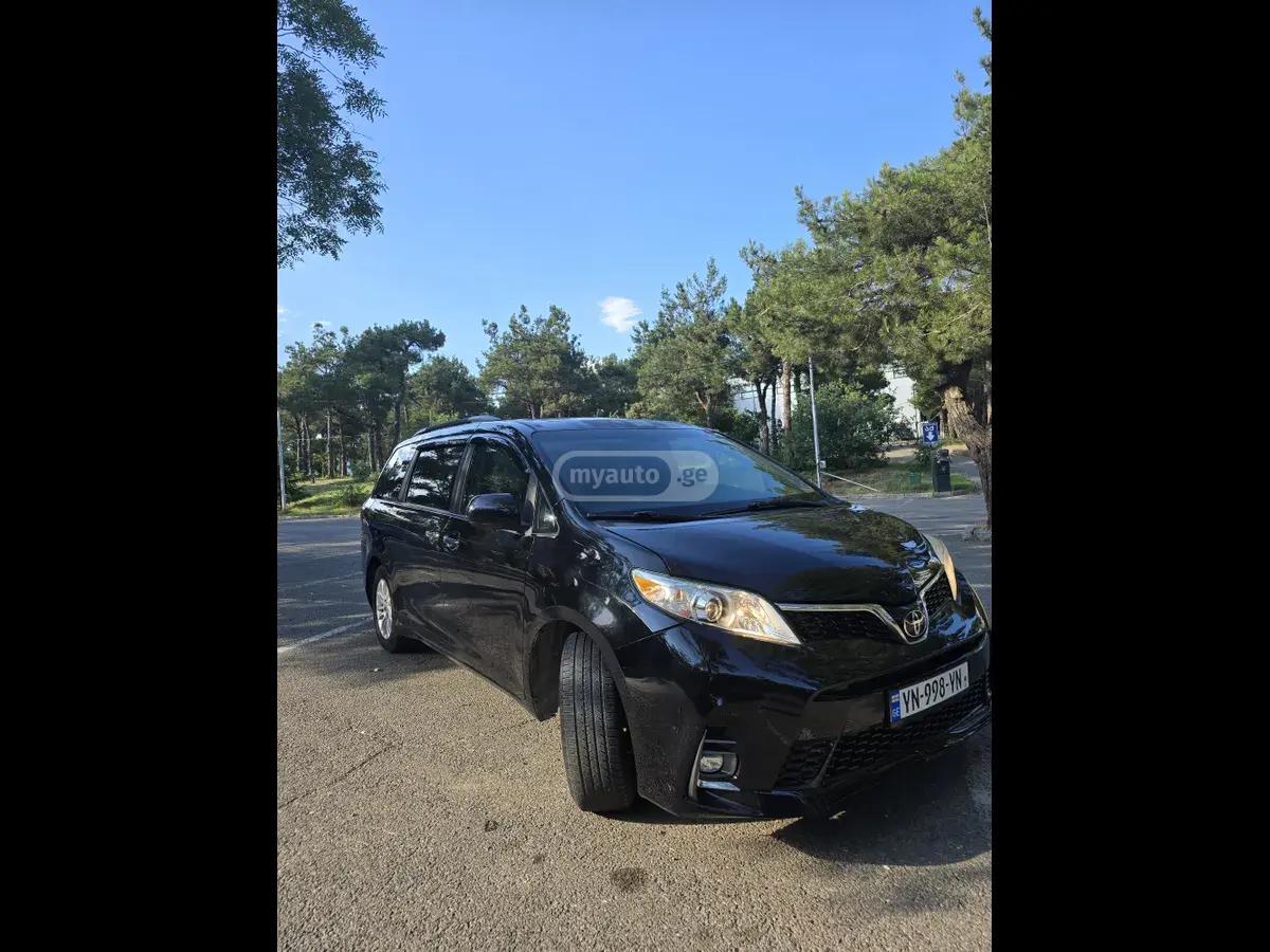 Toyota Sienna 2018 — photo 2