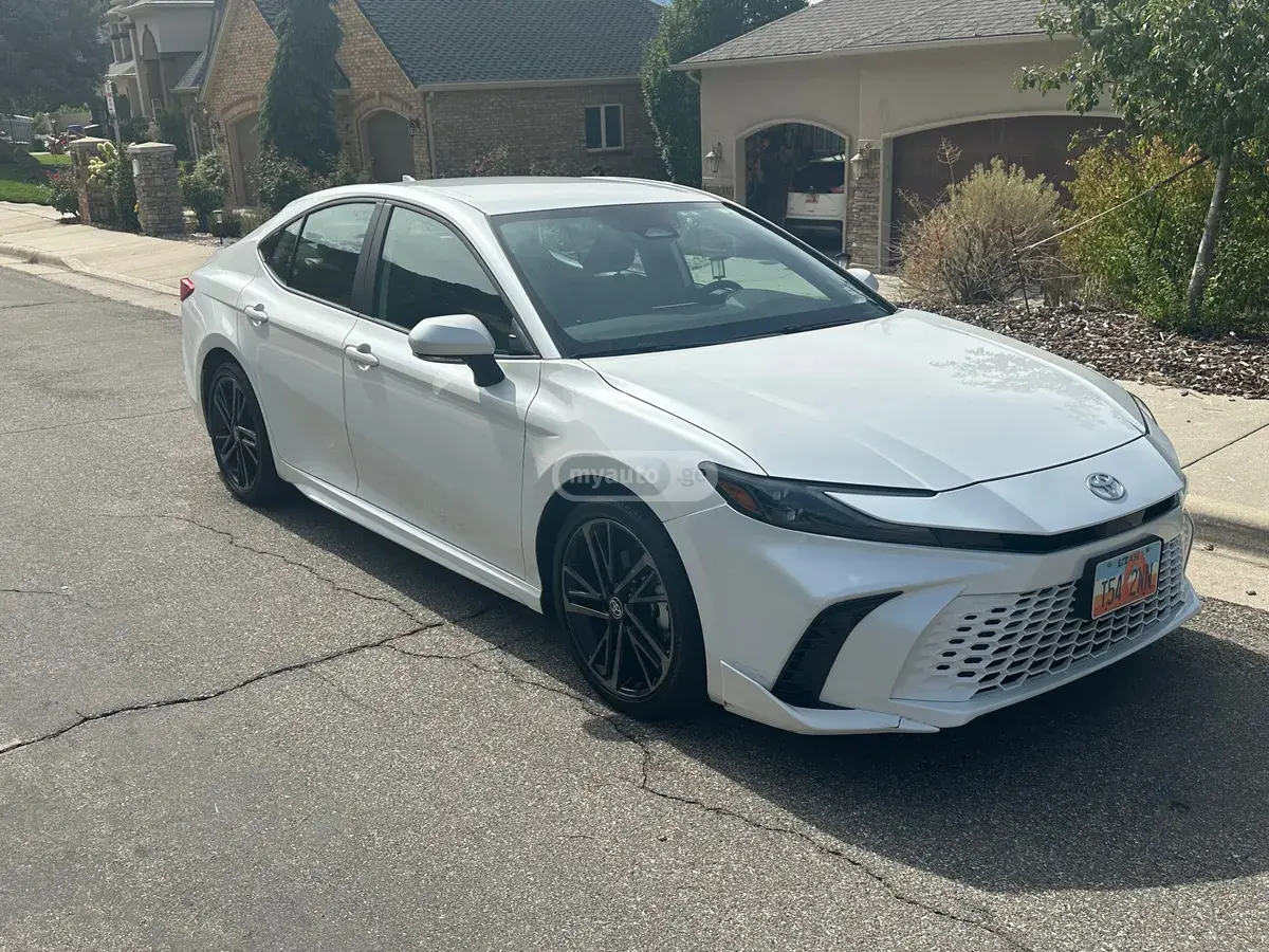 Toyota Camry 2025 — photo 2
