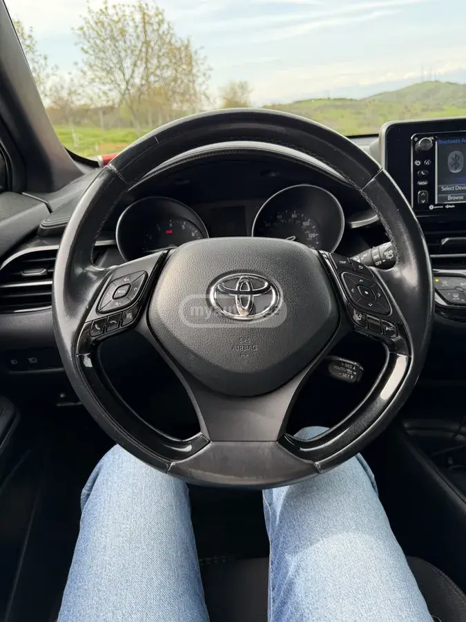Toyota C-HR 2017 — photo 2