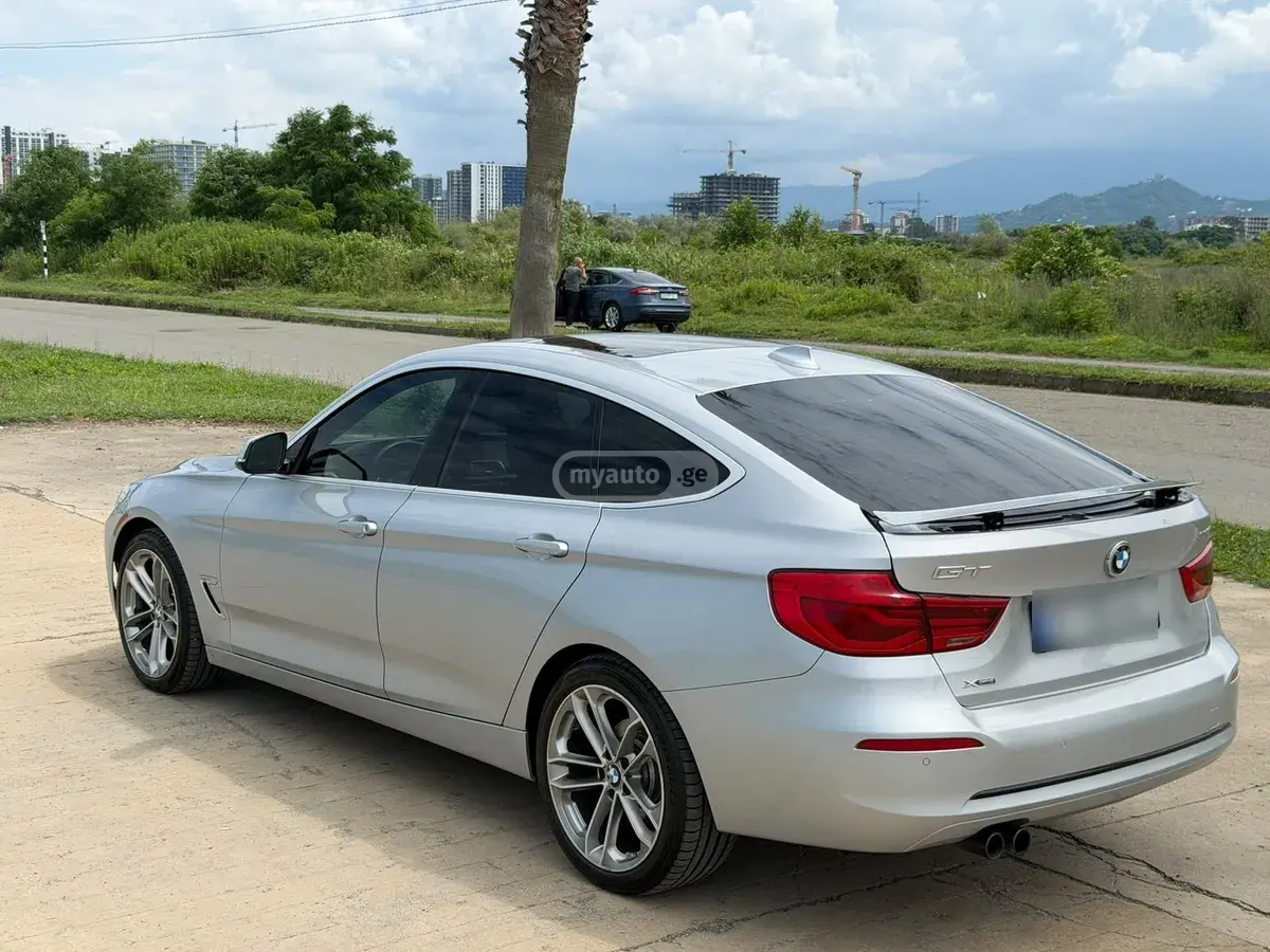 BMW 330 2017 — photo 2