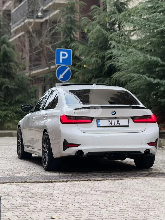 BMW 330 2019 — photo 2