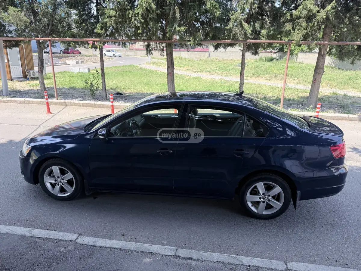 Volkswagen Jetta 2011 — photo 2