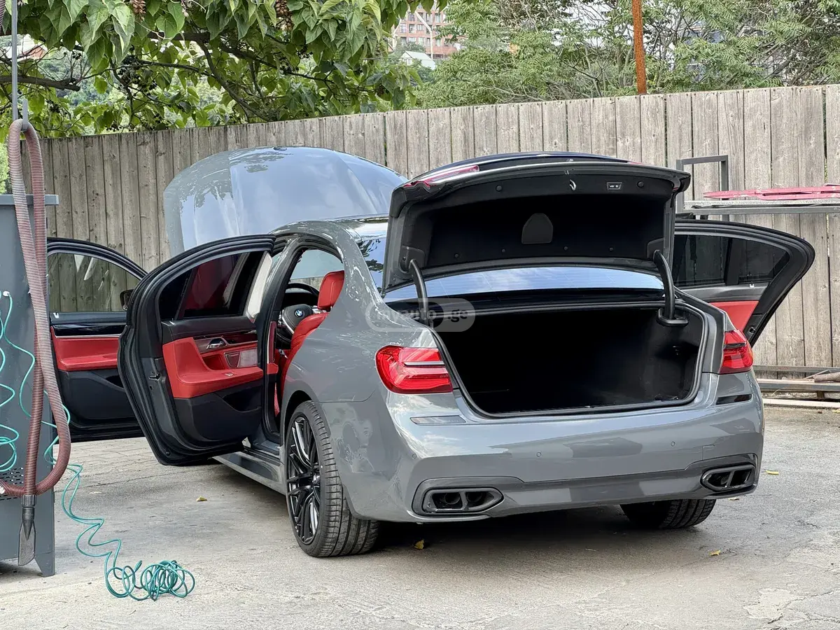 BMW 750 2018 — photo 2