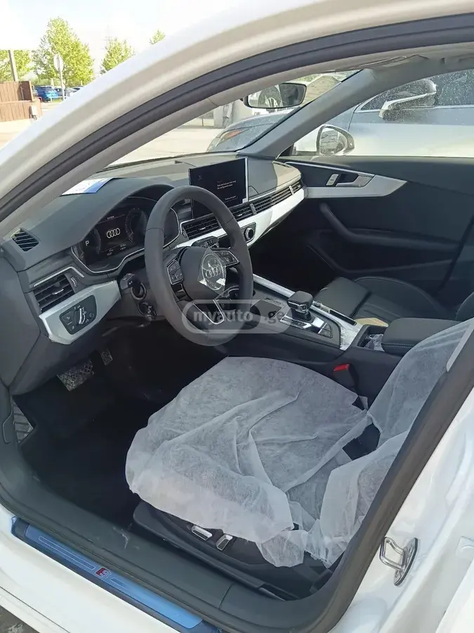 Audi A4 2025 — photo 2