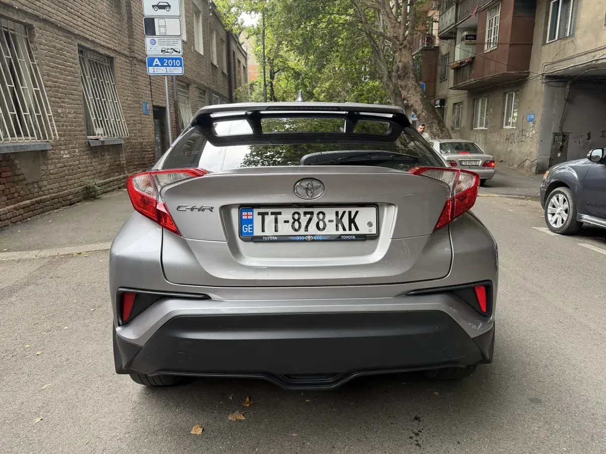 Toyota C-HR 2011 — photo 2