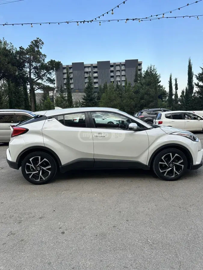 Toyota C-HR 2018 — photo 2