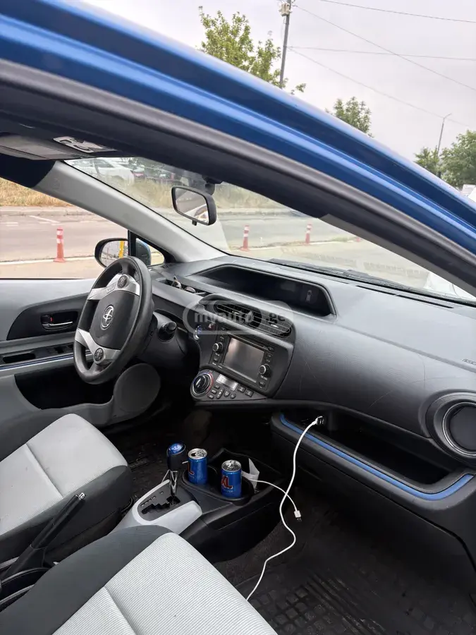 Toyota Prius C 2014 — photo 2