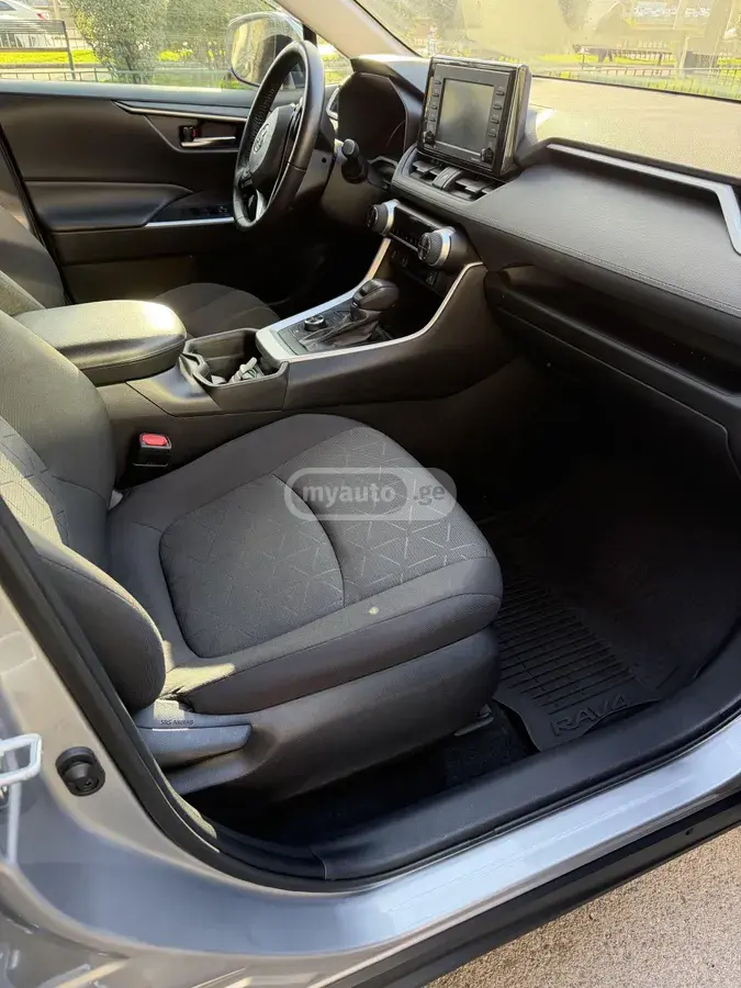 Toyota RAV4 2021 — photo 2