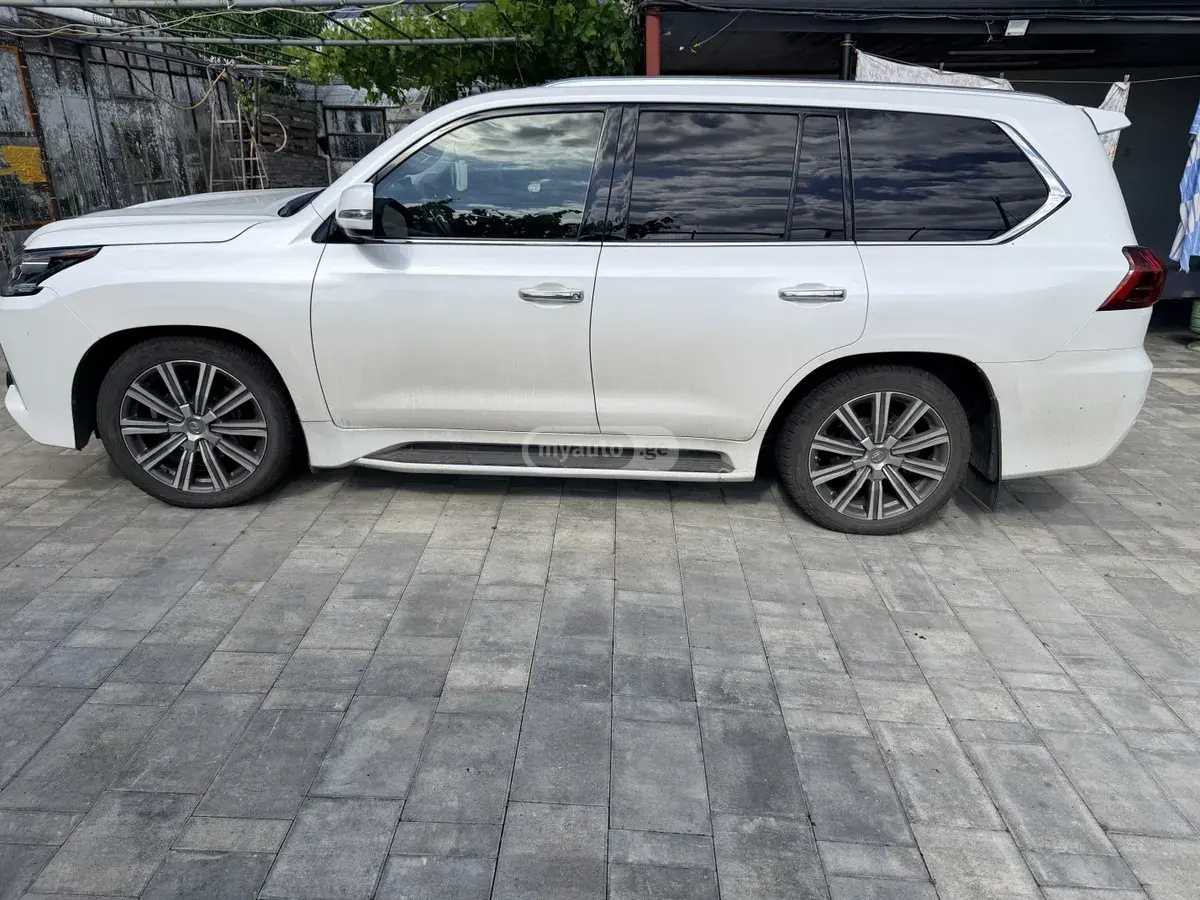 Lexus LX 570 2016 — photo 2