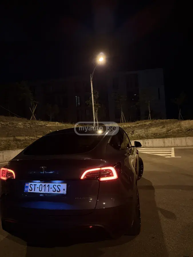 Tesla Model Y 2023 — photo 2