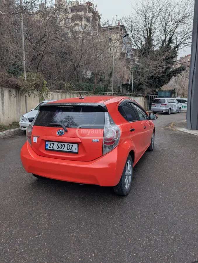 Toyota Prius 2013 — photo 2