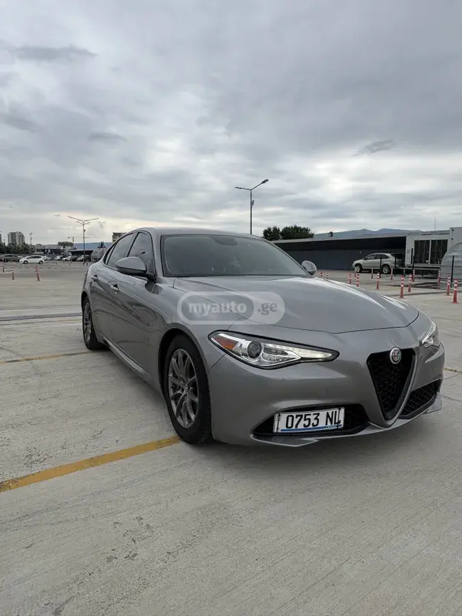 Alfa Romeo Giulia 2018 — photo 2