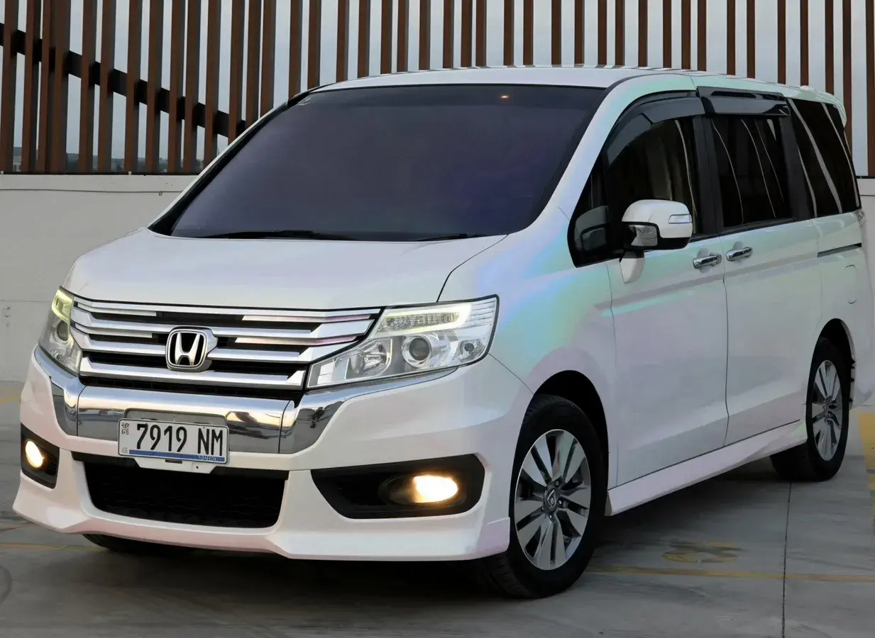 Honda Step Wagon 2014 — photo 2