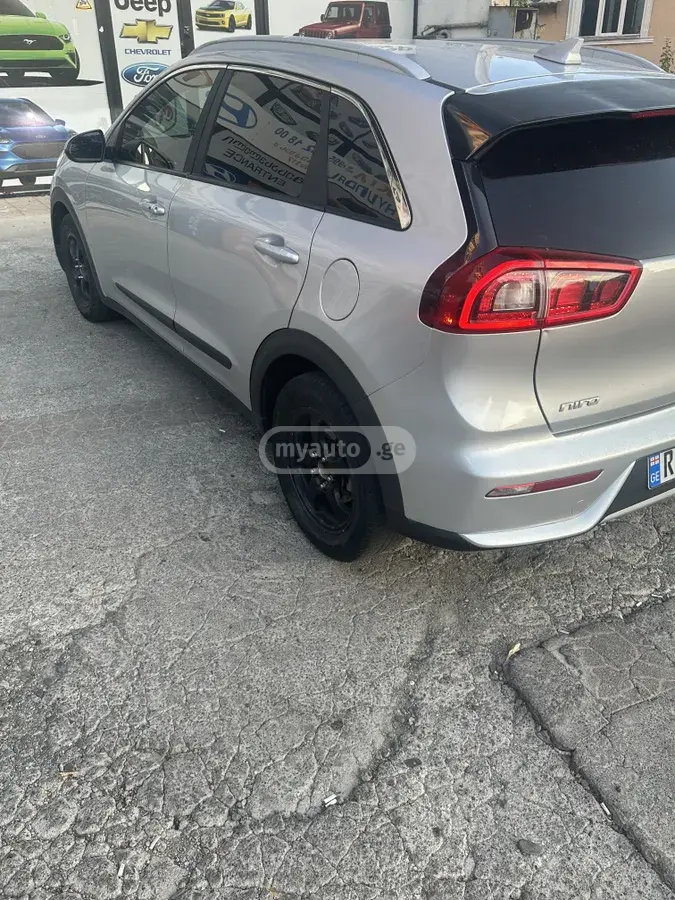 Kia Niro 2017 — photo 2