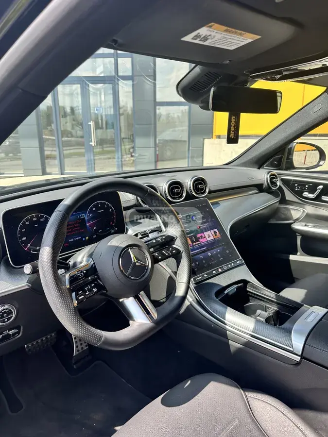 Mercedes-Benz C 300 2024 — photo 2