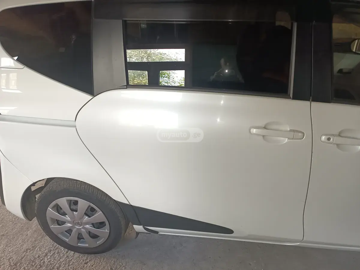 Toyota Sienta 2016 — photo 2