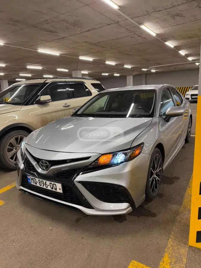 Toyota Camry 2021 — photo 2
