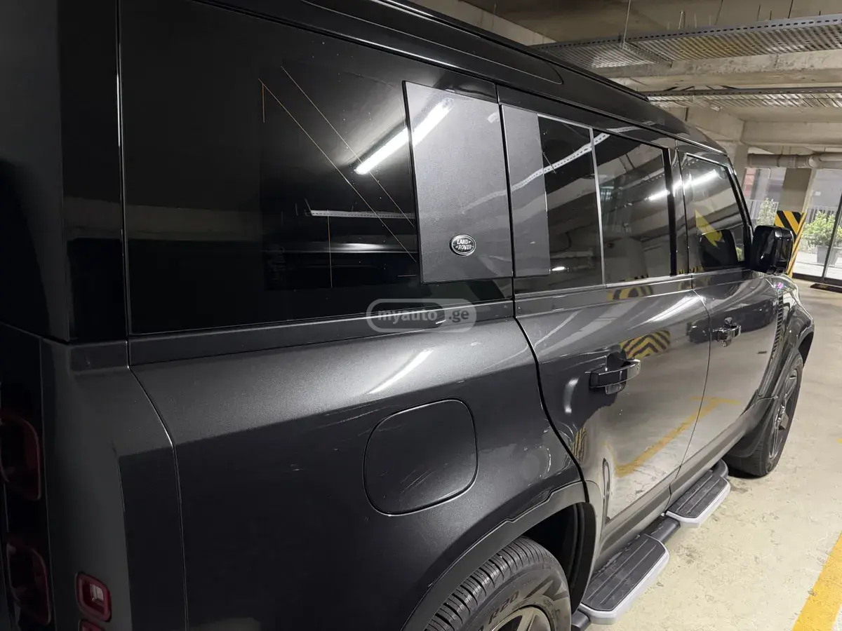 Land Rover Defender 110 2023 — photo 2