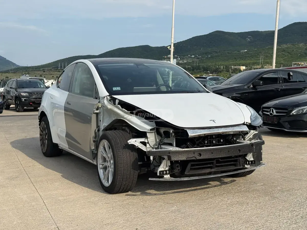 Tesla Model Y 2023 — photo 2