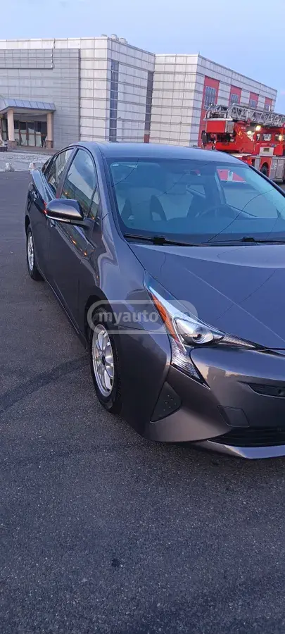 Toyota Prius 2016 — photo 2