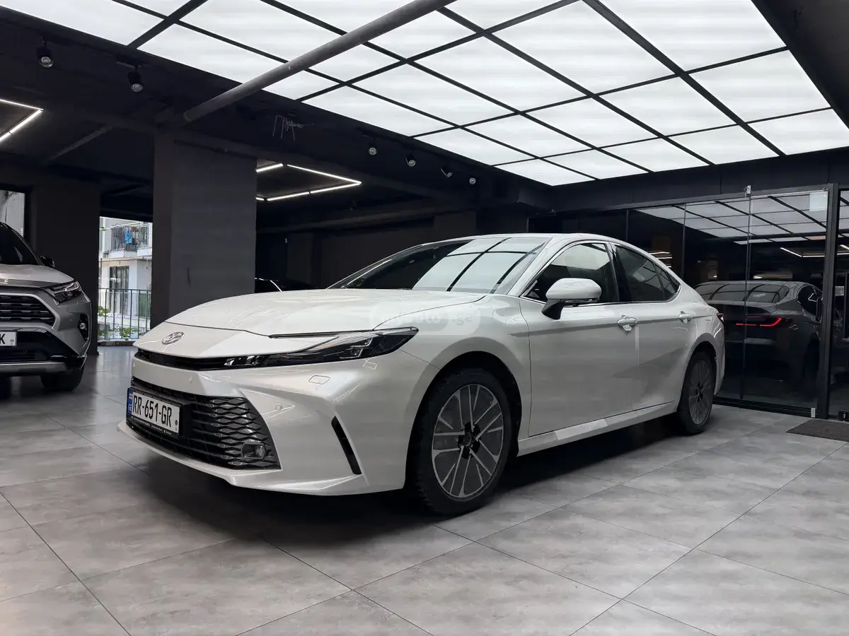 Toyota Camry 2026 — photo 2