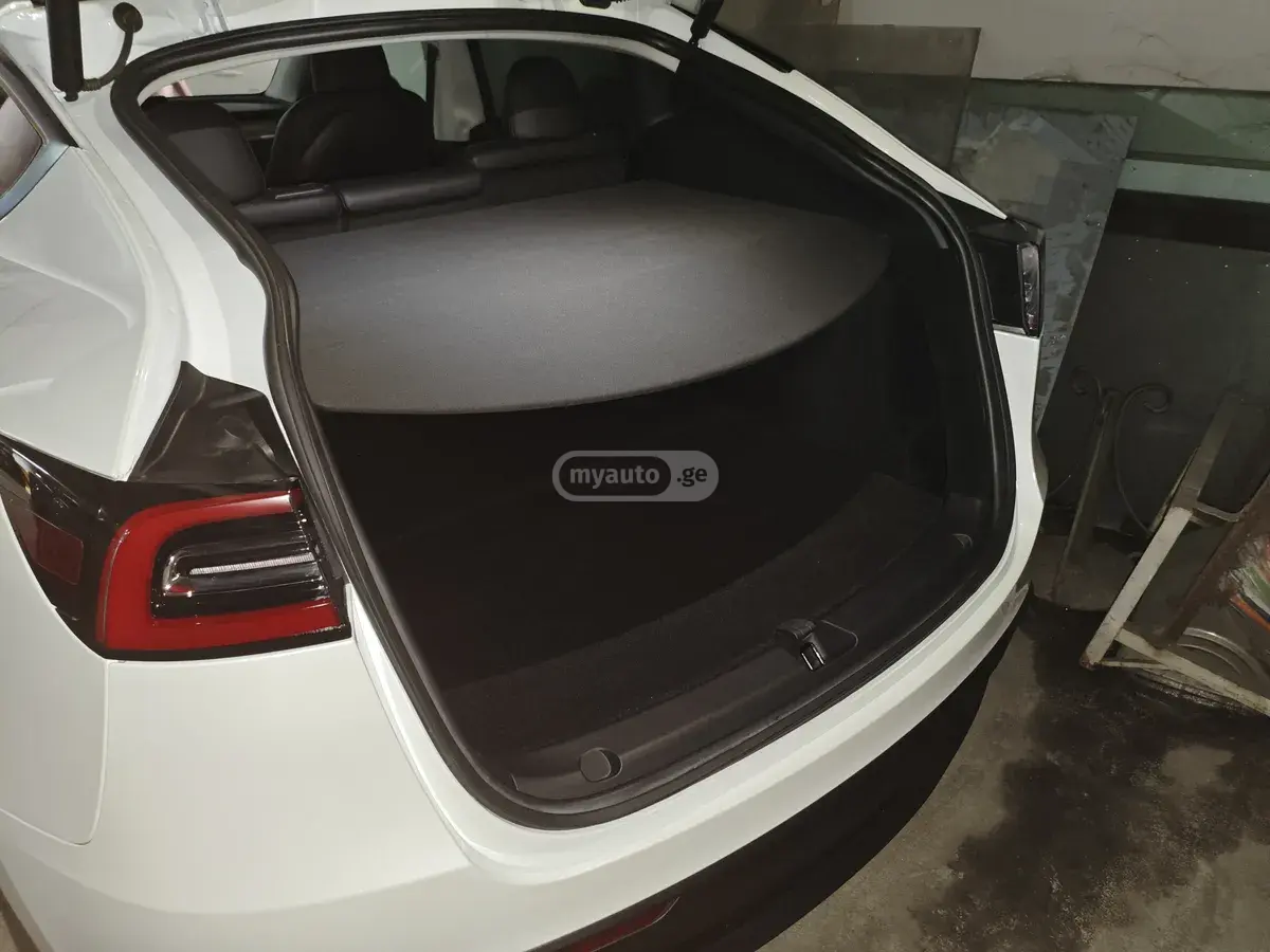 Tesla Model Y 2023 — photo 2