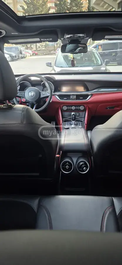 Alfa Romeo Stelvio 2018 — photo 2