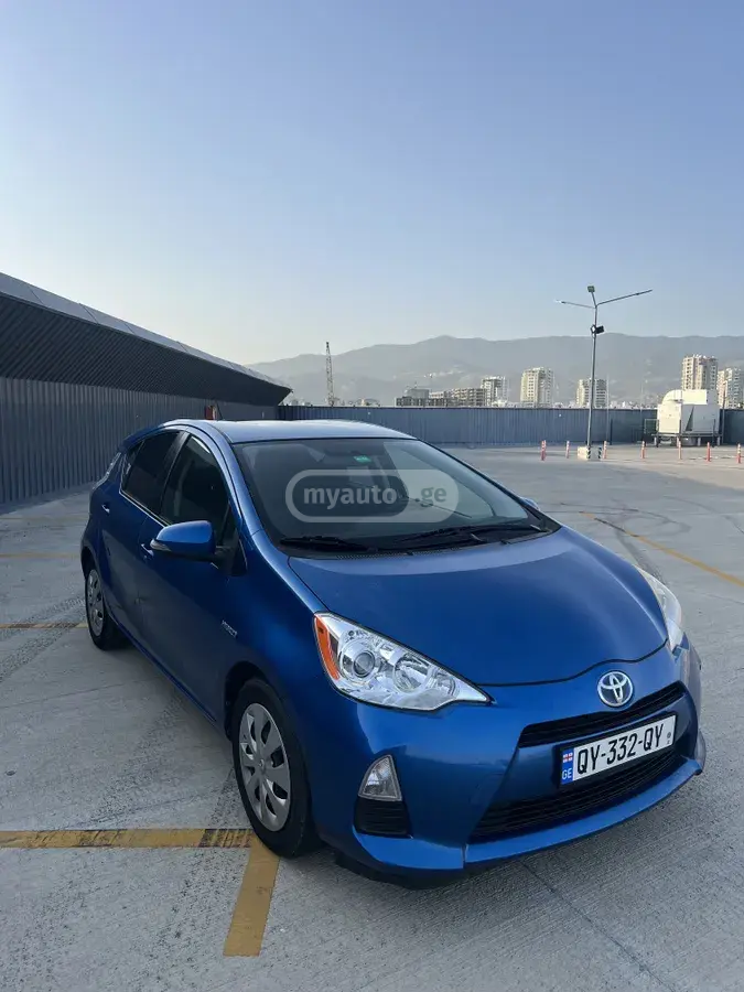 Toyota Prius C 2013 — photo 2