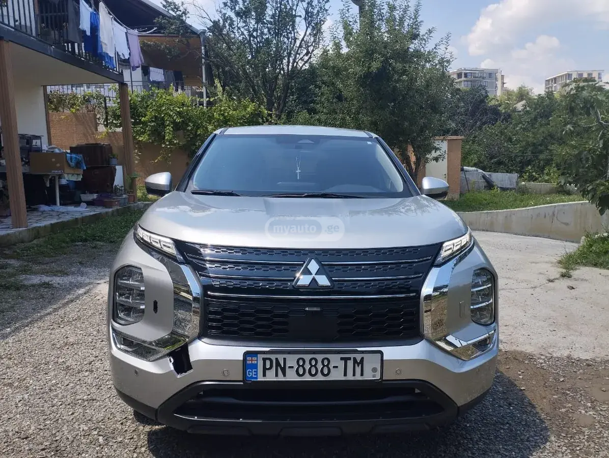 Mitsubishi Outlander 2023 — photo 2