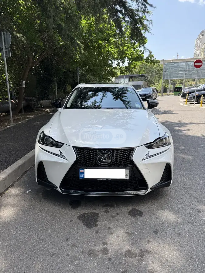 Lexus IS 300 2020 — photo 2