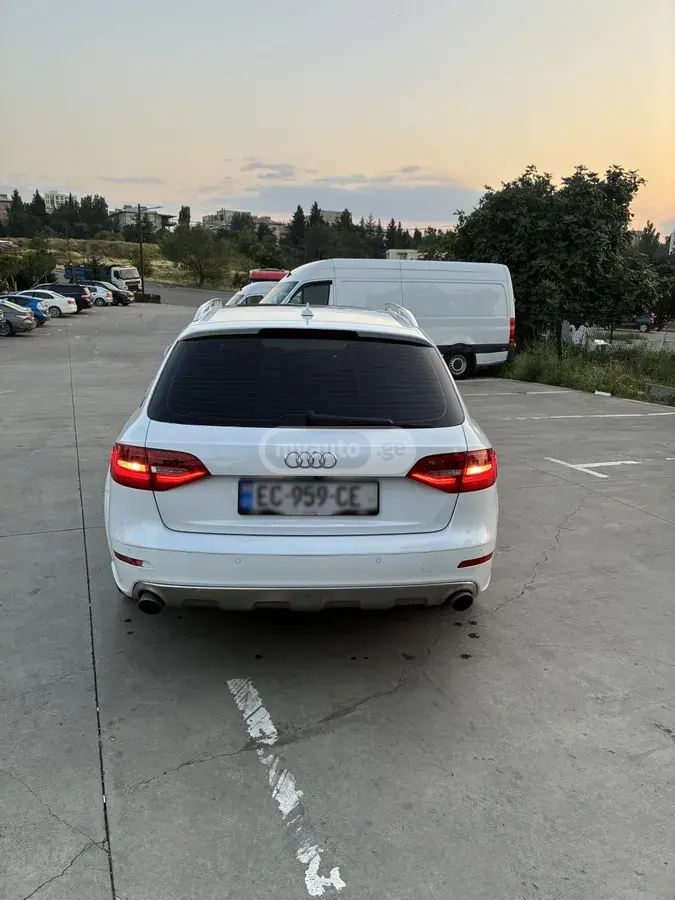 Audi A4 2013 — photo 2