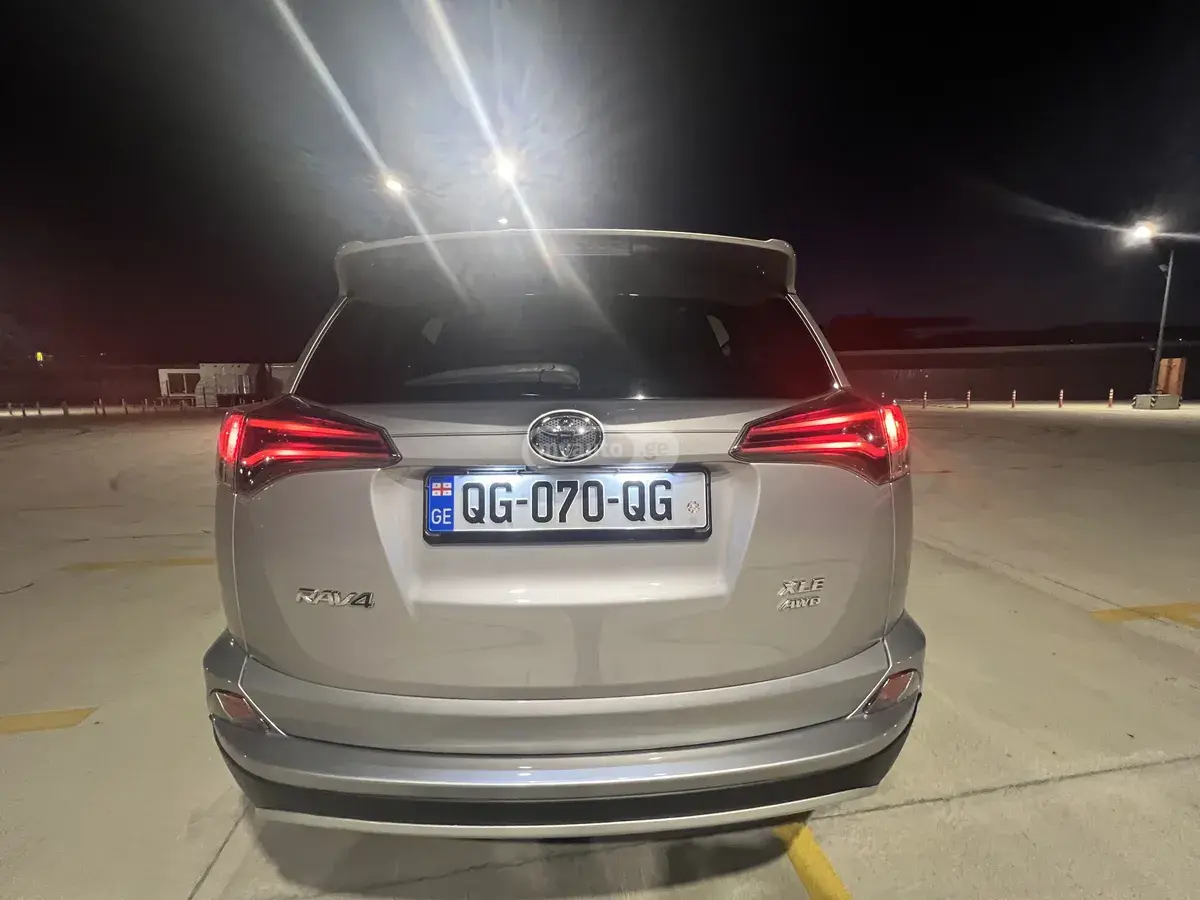 Toyota RAV4 2017 — photo 2