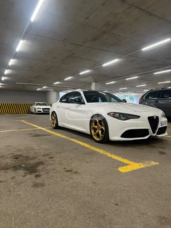 Alfa Romeo Giulia 2018 — photo 2