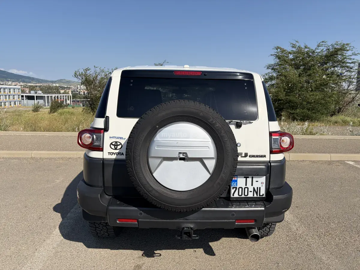 Toyota FJ Cruiser 2013 — photo 2