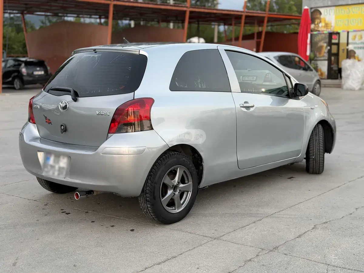 Toyota Yaris 2011 — photo 2
