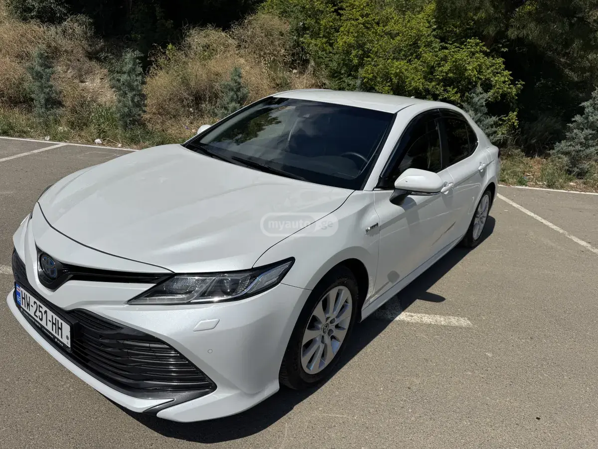 Toyota Camry 2019 — photo 2