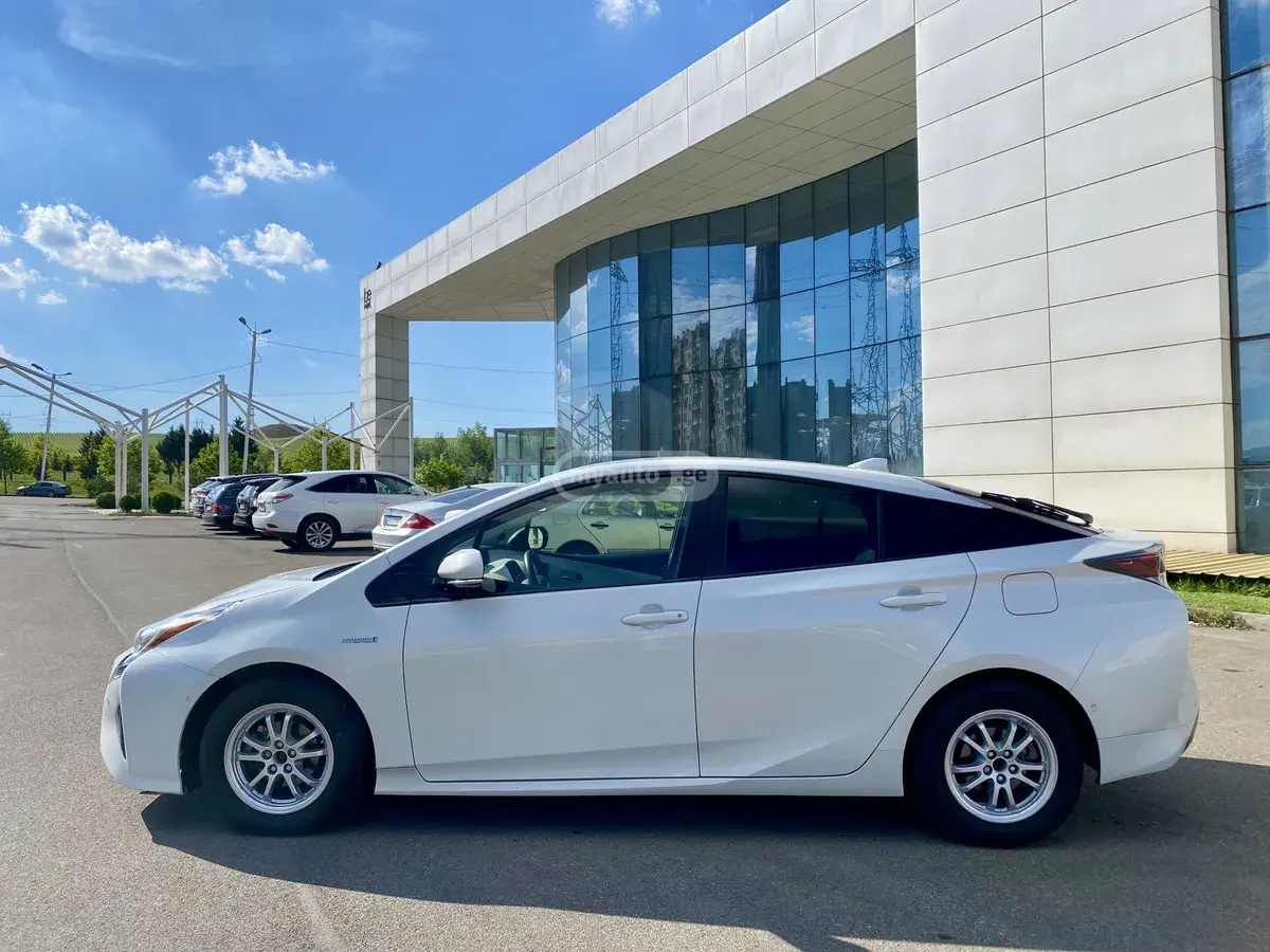 Toyota Prius 2018 — photo 2