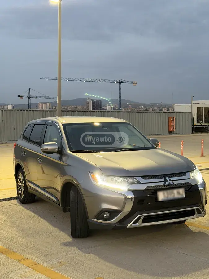 Mitsubishi Outlander 2019 — photo 2