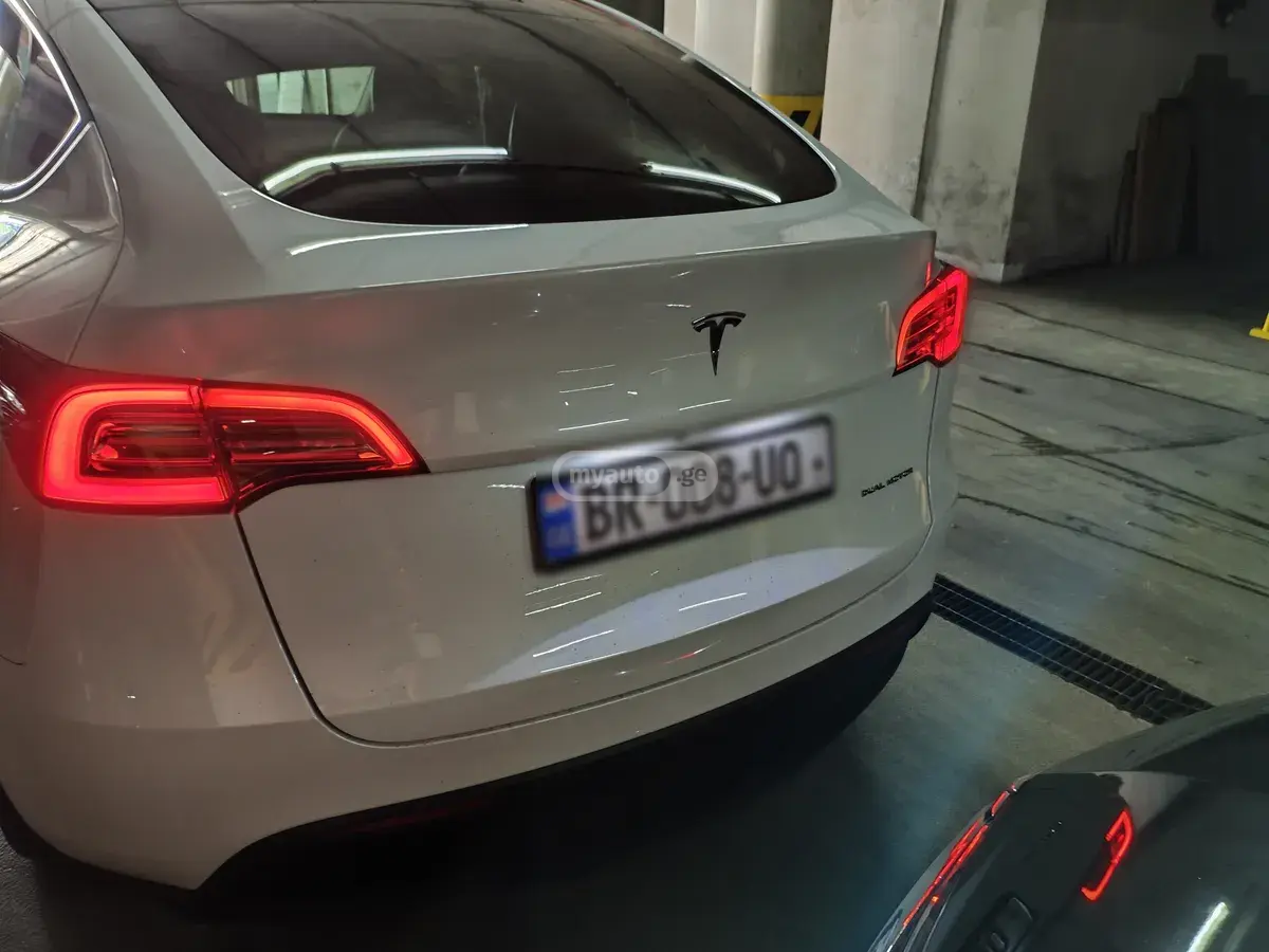Tesla Model Y 2023 — photo 2