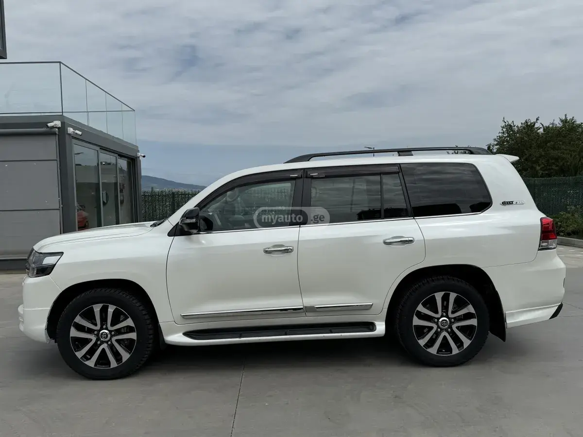 Toyota Land Cruiser 2017 — photo 2